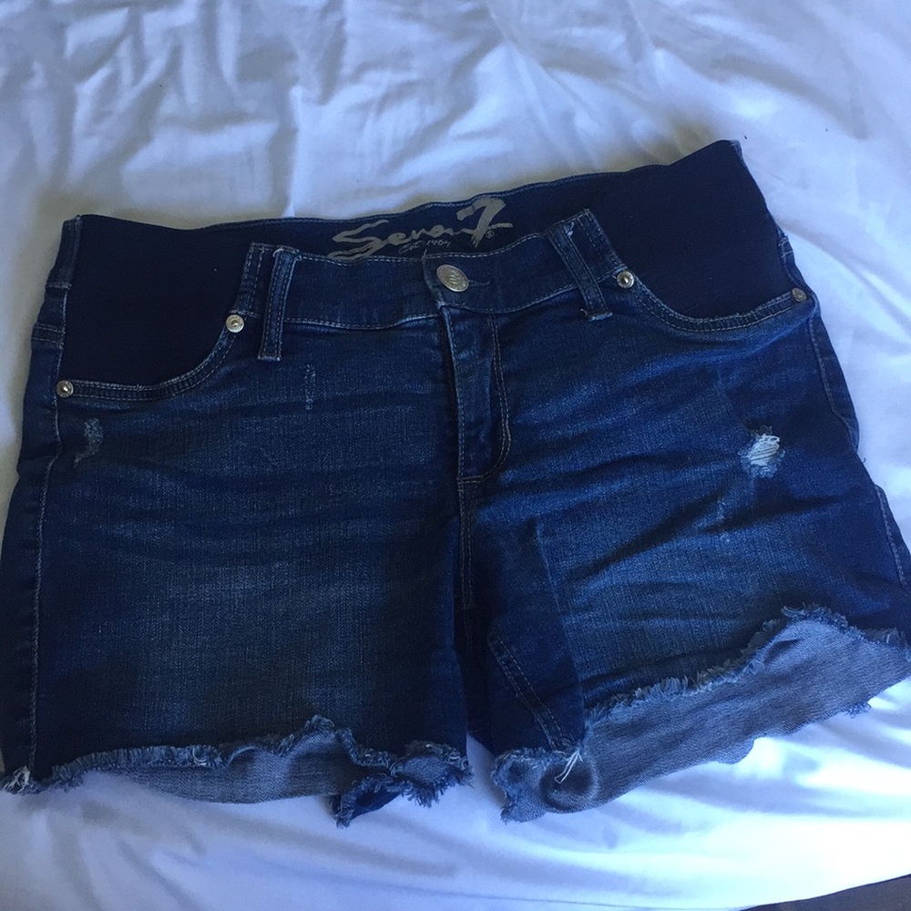 Seven7 Maternity shorts sz 10